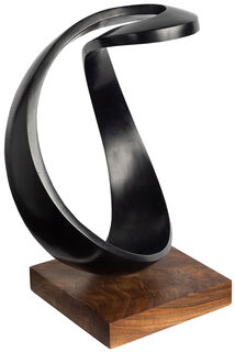 Scultura "Infinity 44" (2024), bronzo nero di Yves Rasch