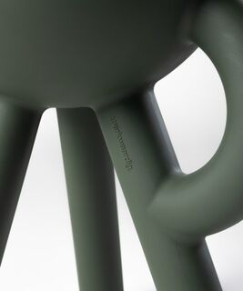 Tavolino "Tubby Stool olivegreen" (per uso interno ed esterno) – disegnato da Gerard de Hoop di  Werkwaardig