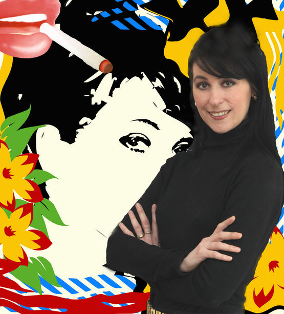 Die Malerin Ulrike Langen steht mit verschränkten Armen lächelnd vor einem ihrer farbenfrohen Pop-Art-Gemälde.