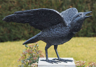 Gartenskulptur "Rabe mit geöffneten Flügeln", Bronze