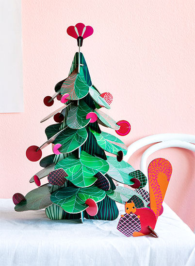 3D-objekt "Christmas Tree Big" (højde 45 cm) lavet af genbrugspap, DIY af studio ROOF