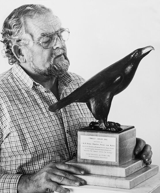 Der deutsche Bildhauer Kurt Arentz betrachtet die von ihm geschaffene Bronzeskulptur Umwelt-Adler von 1992.
