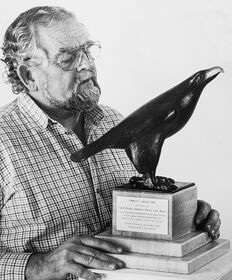 Der deutsche Bildhauer Kurt Arentz betrachtet die von ihm geschaffene Bronzeskulptur Umwelt-Adler von 1992.
