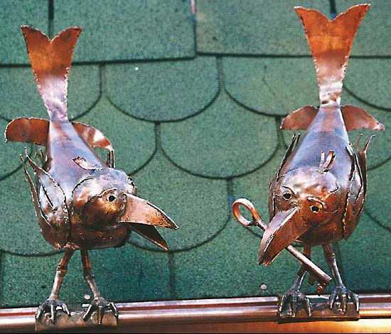 Skulpturen "Zwei Raben auf Dachrinne", Kupfer von Marcus Beitelhoff