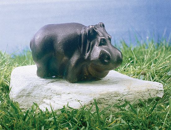 Gartenskulptur "Flusspferd", Kupfer auf Naturstein