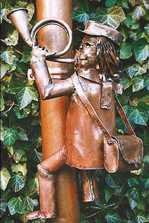 Skulptur "Postbote für Fallrohr", Kupfer von Marcus Beitelhoff