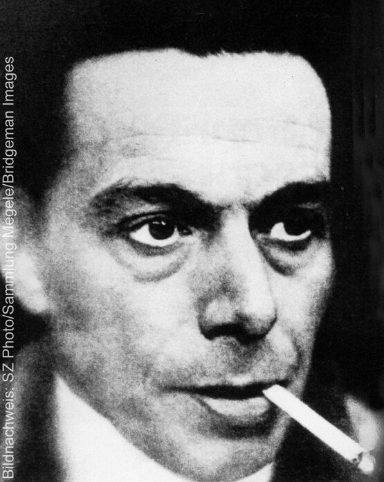 Historische zwart-witfoto, een close-up van de Duitse kunstenaar en expressionist Ernst Ludwig Kirchner met een sigaret in de mond.