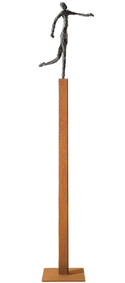 Escultura "Seguir", bronce sobre estela de Ann Vrielinck