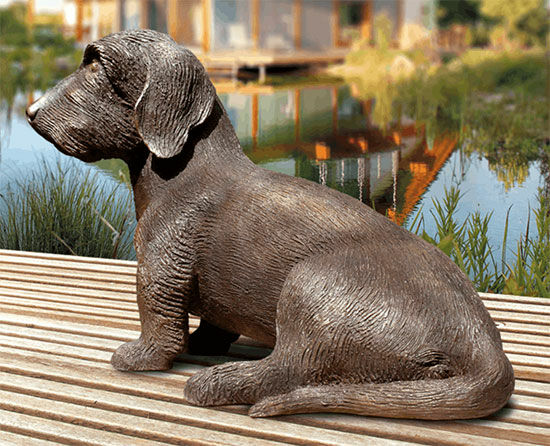 Haveskulptur "Gravhund Frodo", bronze von Günther Stimpfl