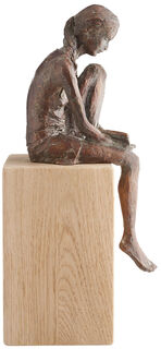 Skulptur "Lesende" (Version mit Sockel), Bronze von Valerie Otte