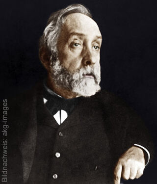 Historisch portret van de Franse schilder Edgar Degas met een grijze baard in een donker pak tegen een zwarte achtergrond.