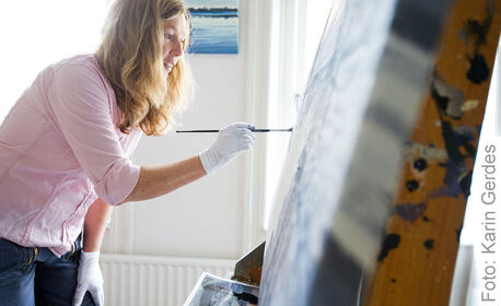 Die Künstlerin Susanne Wind im Atelier 2