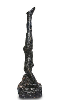Scultura "Headstand" (2019), bronzo di Dagmar Vogt