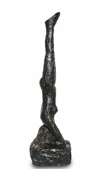 Skulptur "Headstand" (2019), bronze von Dagmar Vogt