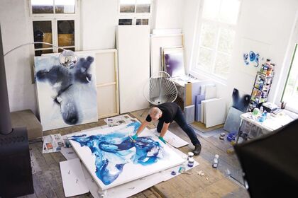 Atelieransicht von Fintan Whelan bei der Arbeit