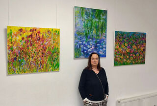 De kunstenares Anna Samson toont hier enkele van haar kunstwerken