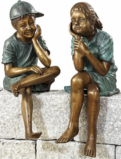 2 Gartenskulpturen "Sitzendes Geschwisterpaar" im Set, Bronze