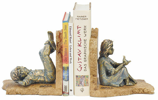 Paar sculpturen / Boekensteunen "Jongen en meisje", kunststeen von Angeles Anglada