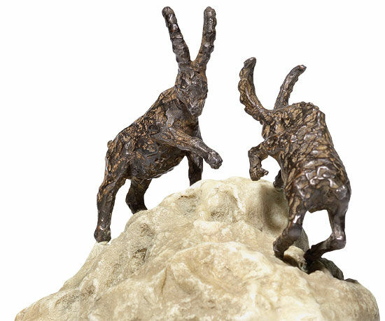 Skulpturenpaar "Steinböcke" auf Stein, Metall-/Kunstguss von Birgit Stauch