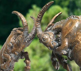 Tuinbeeld "Vechtende geitjes", brons