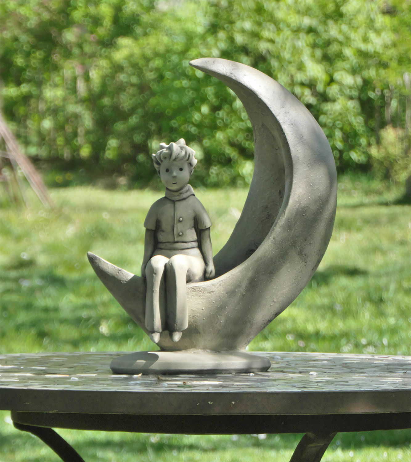 Sculpture de jardin "Le Petit Prince dans la Lune", pierre moulée