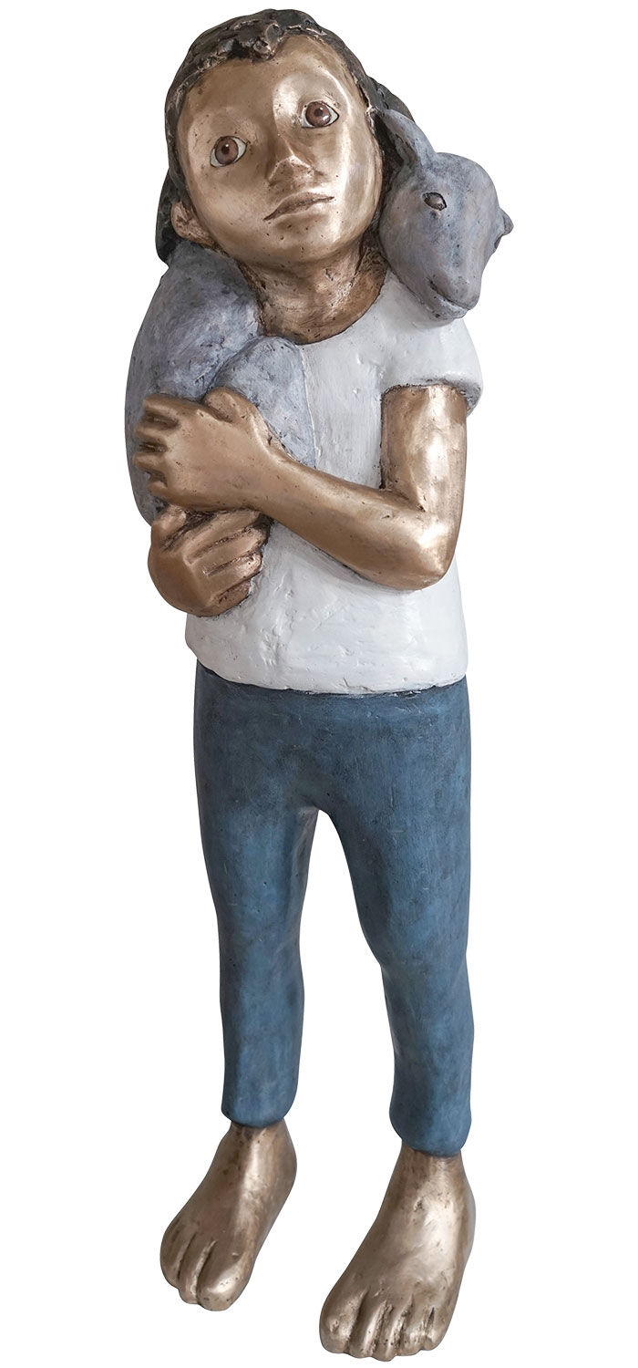 Skulptur "Lammträgerin" (2018), Bronze von Tamara Suhr