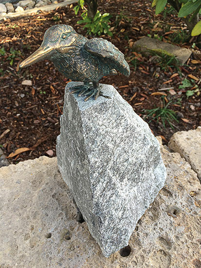 Gartenskulptur "Eisvogel auf Granitstein", Bronze
