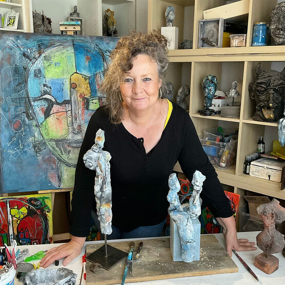 Die Künstlerin Ilona Schmidt in ihrem Atelier