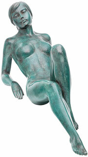 Skulptur "Die Liegende", Version Bronze grün von Richard Senoner