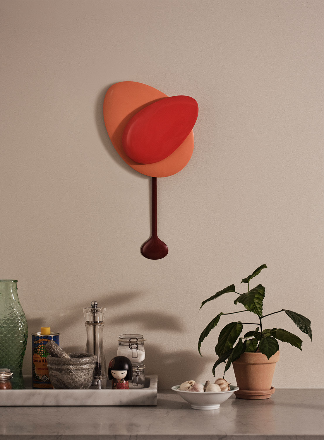 Reloj de pared "Mellow Clock", versión en rojo - Diseño Joe Parr de Design House Stockholm