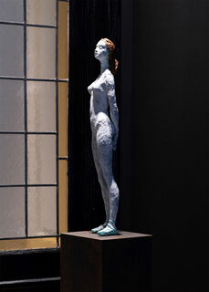 Sculpture "Applauso", bronze on wooden stele by Raffaella Benetti