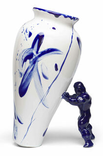 Keramikvase "My Superhero", weiß-blaue Version von Jasmin Djerzic