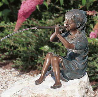 Gartenskulptur / Wasserspeier "Flötenspielende Franziska", Bronze