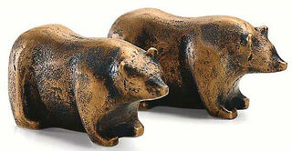 Sculpture "Le petit ours des Abruzzes II" (à l'arrière-plan de l'image), bronze