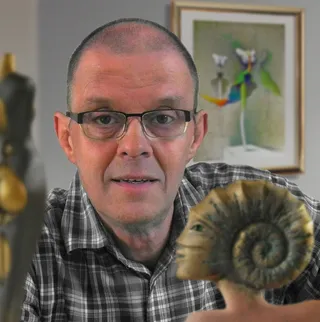Et portrætbillede af kunstneren og maleren Michael Becker i et lyst og hyggeligt miljø.