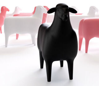 Tabouret / table d'appoint design "Le Mouton" en format réel (intérieur et extérieur), version noire de Goodnight Light