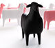 Tabouret / table d'appoint design "Le Mouton" en format réel (intérieur et extérieur), version noire de Goodnight Light