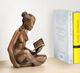 Scultura "Donna che legge" (2018), bronzo di SIME