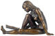 Skulptur "Læsende kvinde", støbt metal af Birgit Stauch