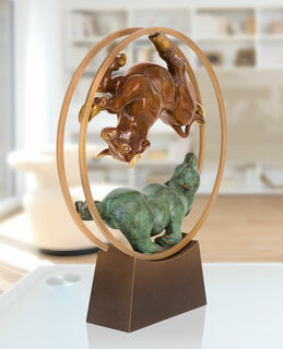 Sculptuur "Stier en beer in een wiel", brons von Jagna Weber