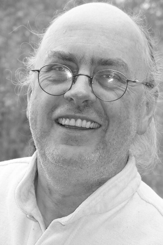 Un ritratto in bianco e nero dell'artista tedesco Raimund Schmelter.