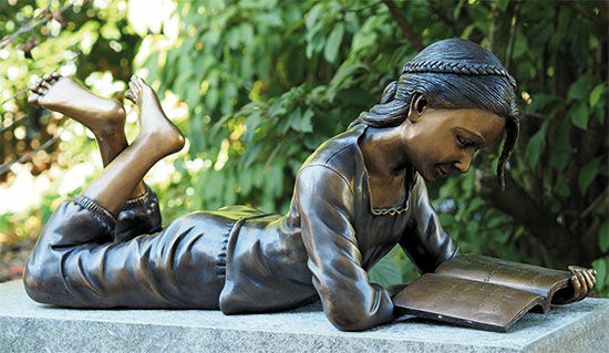 Haveskulptur "Læsende pige", bronze