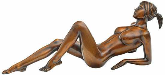 Skulptur "Den liggende kvinde", brun bronzeversion von Richard Senoner