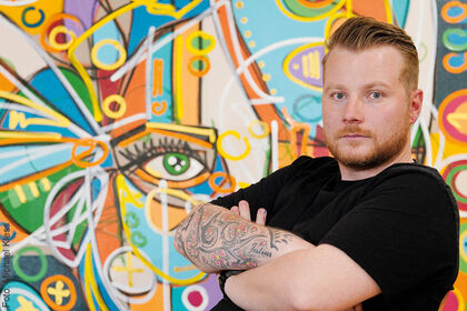 Der Künstler David Tollmann vor einem seiner Werke
