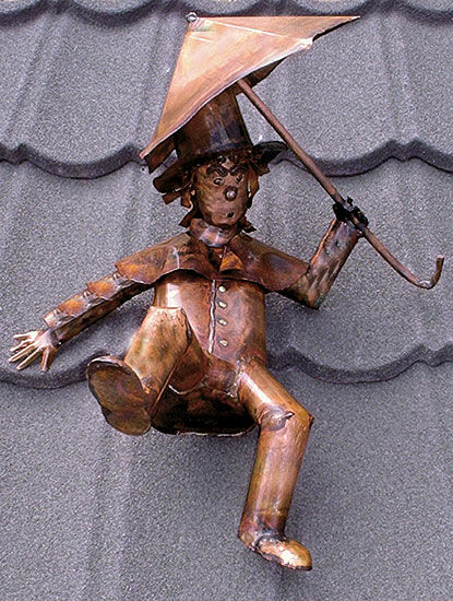 Skulptur Dachkletterer "Pan Tau", Kupfer von Marcus Beitelhoff