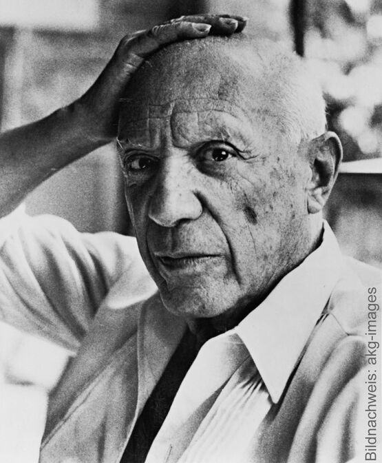 Portrait historique en noir et blanc de l'artiste espagnol Pablo Picasso, qui, l'air pensif, pose une main sur sa tête.