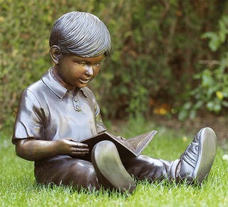 Gartenskulptur "Lesender Junge", Bronze