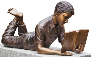 Gartenskulptur "Lesender Junge mit Buch", Bronze