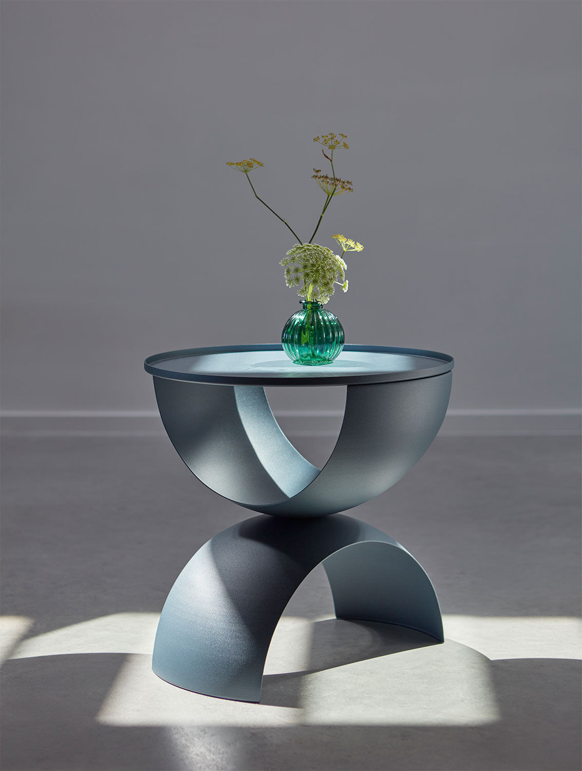 Sidebord "BOW BOW", mørkeblå version af Frederik Roijé Design