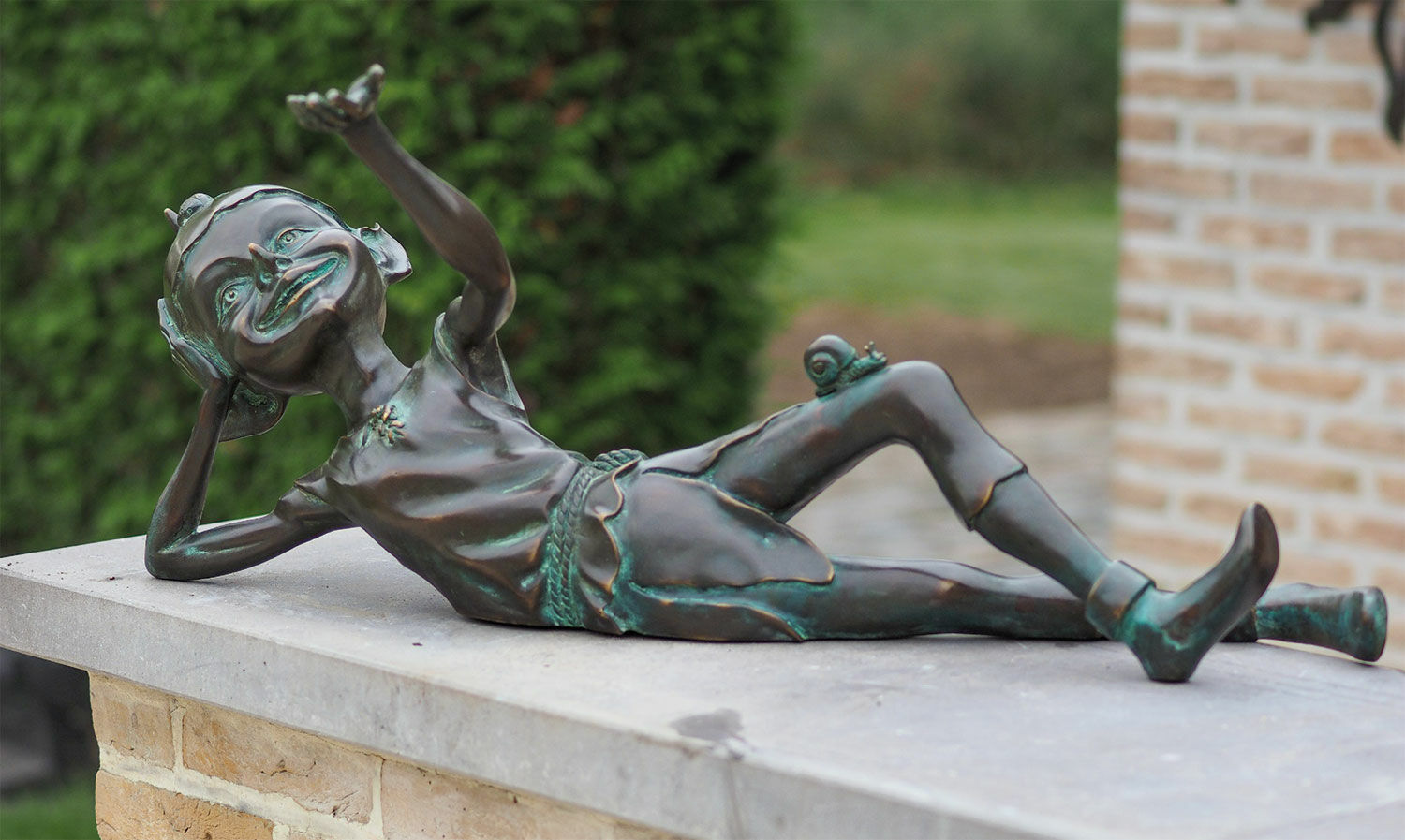 Gartenskulptur "Zwerg mit Schnecke", Bronze